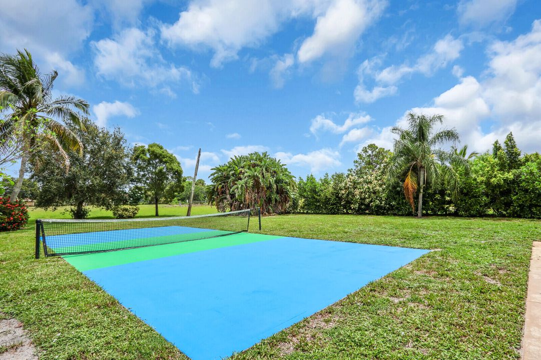 合同活跃: $650,000 (3 贝兹, 2 浴室, 2347 平方英尺)