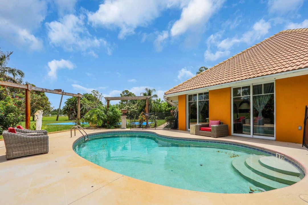 合同活跃: $650,000 (3 贝兹, 2 浴室, 2347 平方英尺)