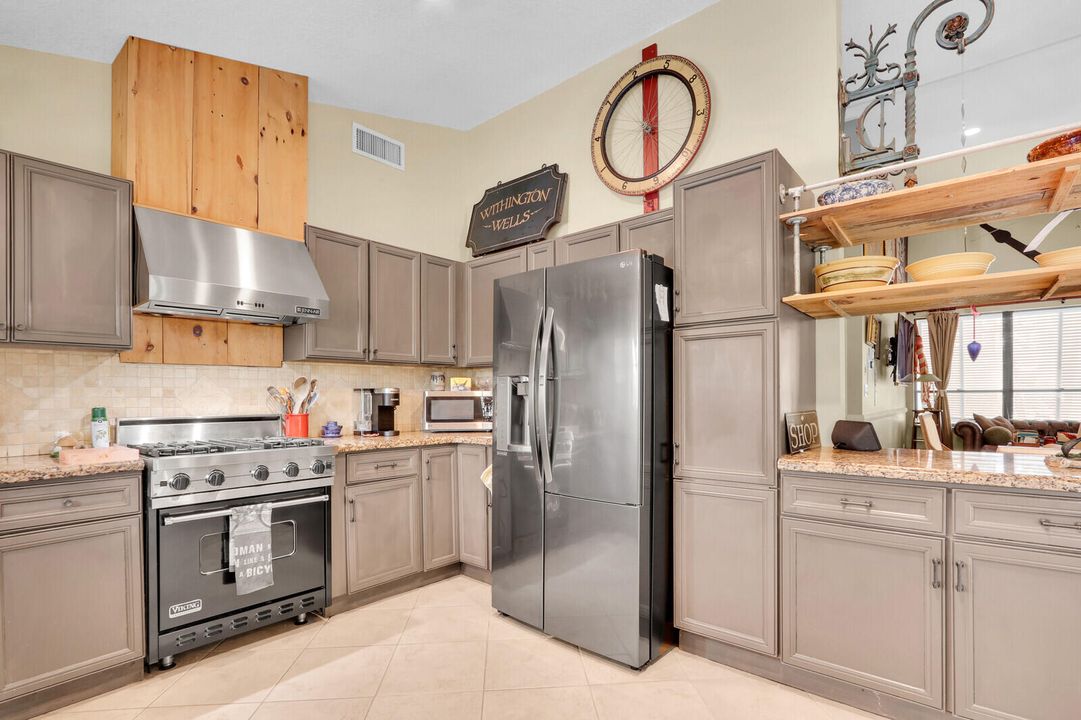 合同活跃: $650,000 (3 贝兹, 2 浴室, 2347 平方英尺)