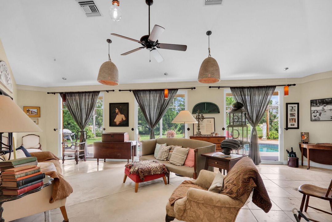 合同活跃: $650,000 (3 贝兹, 2 浴室, 2347 平方英尺)