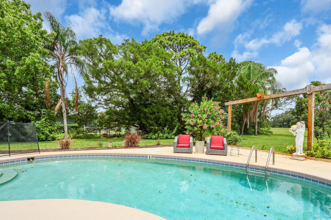 合同活跃: $650,000 (3 贝兹, 2 浴室, 2347 平方英尺)