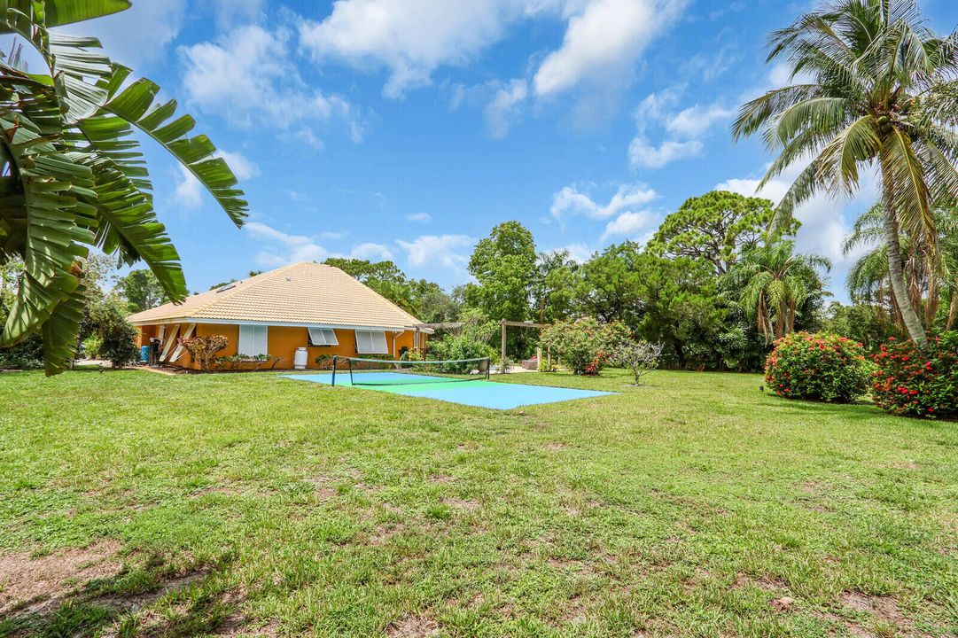 合同活跃: $650,000 (3 贝兹, 2 浴室, 2347 平方英尺)