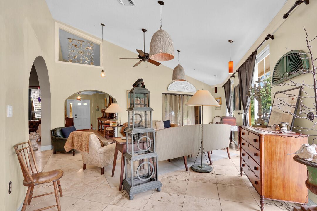 合同活跃: $650,000 (3 贝兹, 2 浴室, 2347 平方英尺)