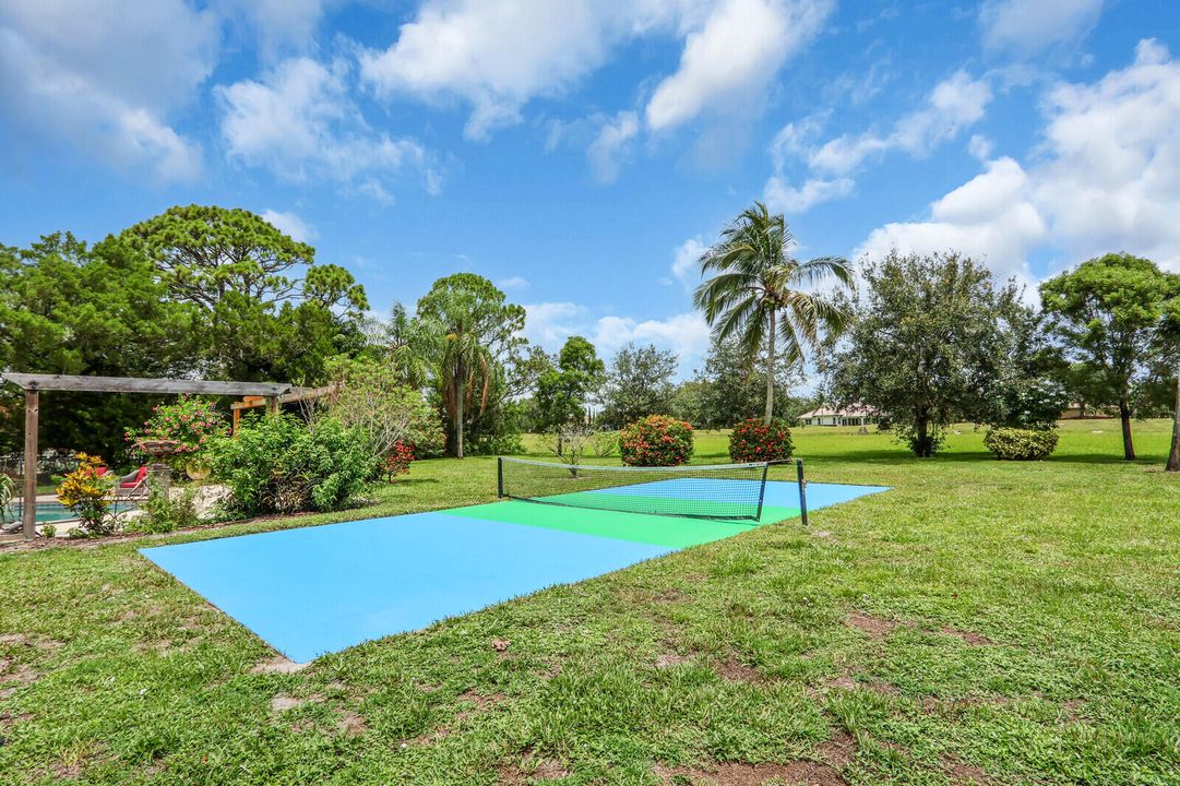 合同活跃: $650,000 (3 贝兹, 2 浴室, 2347 平方英尺)