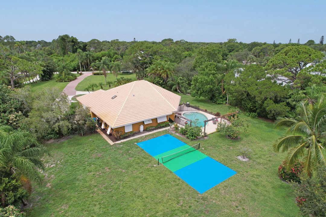 合同活跃: $650,000 (3 贝兹, 2 浴室, 2347 平方英尺)