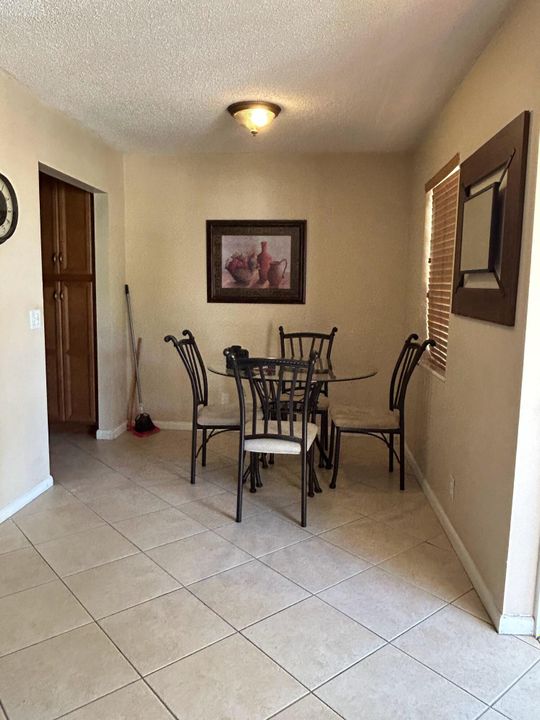 Под контрактом: $122,500 (2 спален, 1 ванн, 798 Квадратных фут)