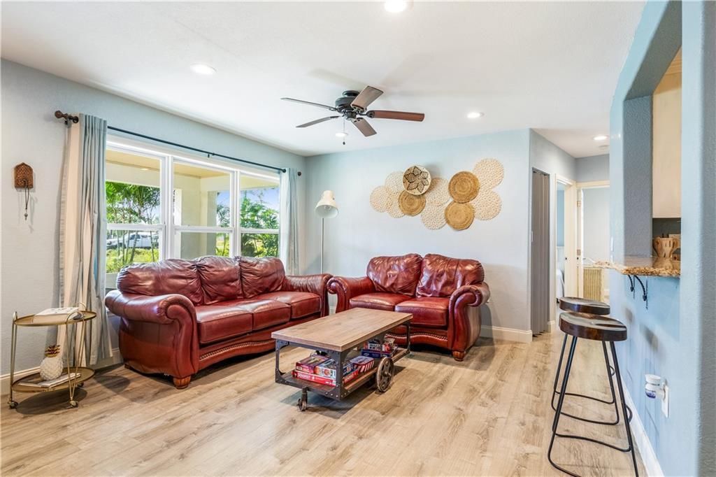 На продажу: $399,000 (3 спален, 2 ванн, 1300 Квадратных фут)