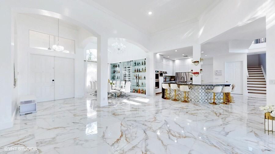 出租: $22,000 (5 贝兹, 4 浴室, 4450 平方英尺)