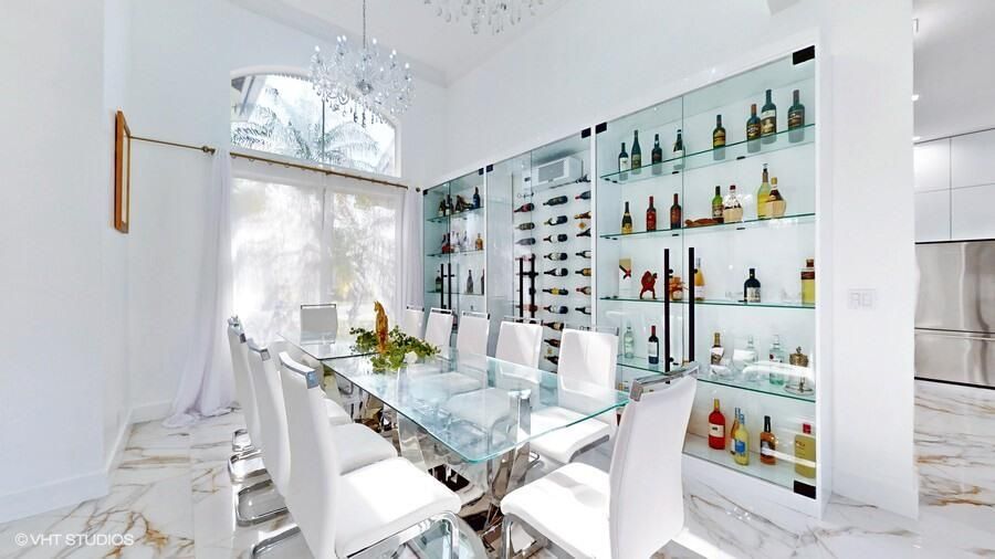 出租: $22,000 (5 贝兹, 4 浴室, 4450 平方英尺)