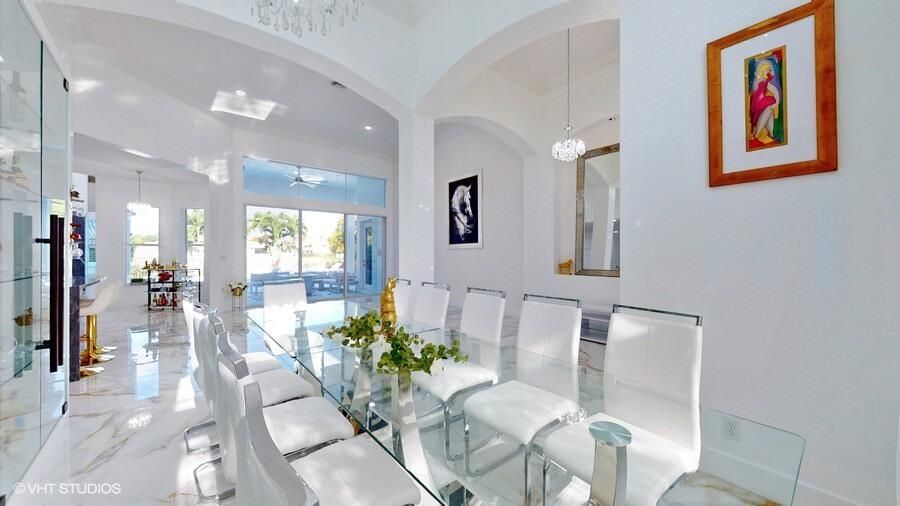 出租: $22,000 (5 贝兹, 4 浴室, 4450 平方英尺)