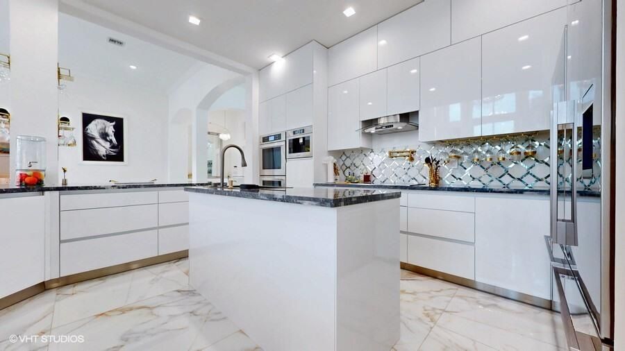 出租: $22,000 (5 贝兹, 4 浴室, 4450 平方英尺)