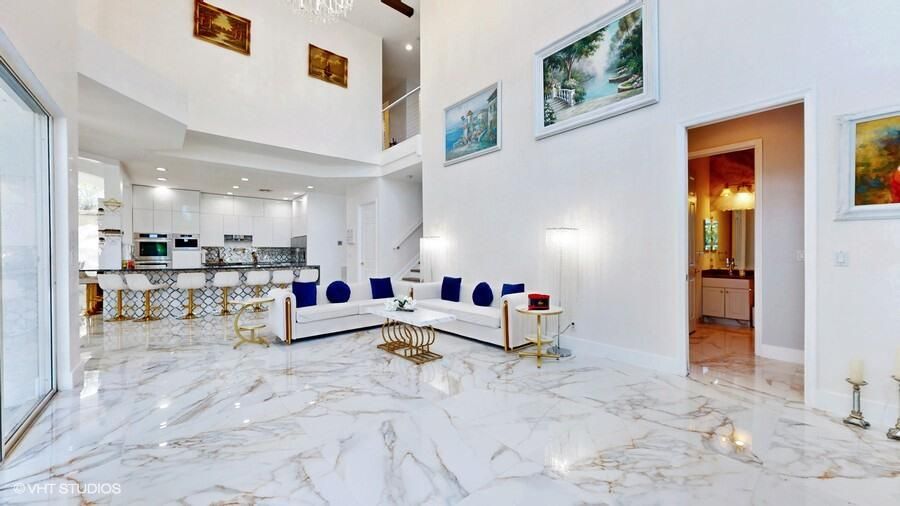 出租: $22,000 (5 贝兹, 4 浴室, 4450 平方英尺)