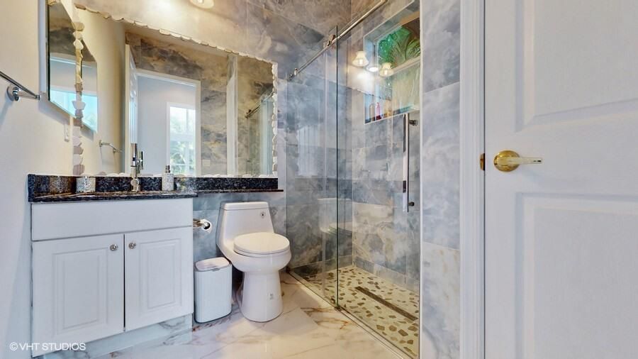 出租: $22,000 (5 贝兹, 4 浴室, 4450 平方英尺)