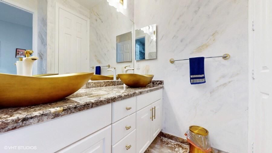 出租: $22,000 (5 贝兹, 4 浴室, 4450 平方英尺)