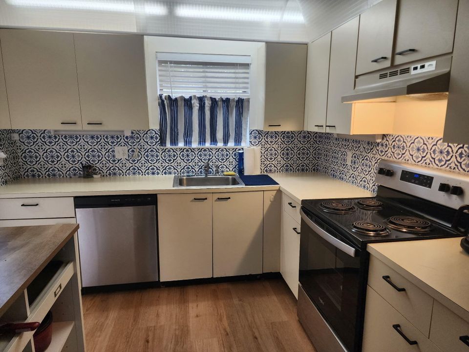 For Sale: $100,000 (2 beds, 2 baths, 1020 Square Feet)