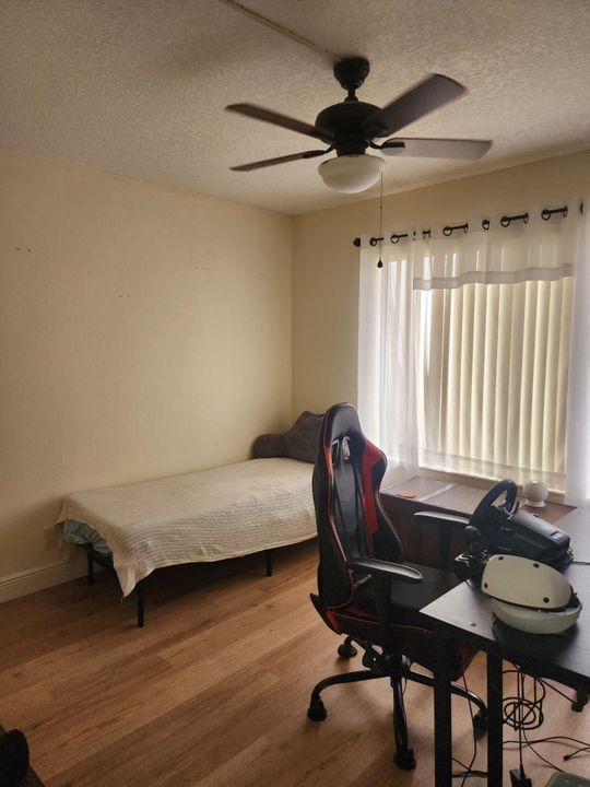 For Sale: $100,000 (2 beds, 2 baths, 1020 Square Feet)