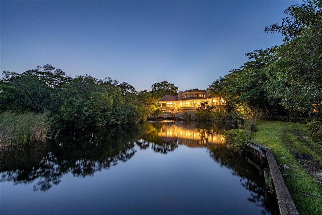 合同活跃: $5,500,000 (4 贝兹, 5 浴室, 8519 平方英尺)