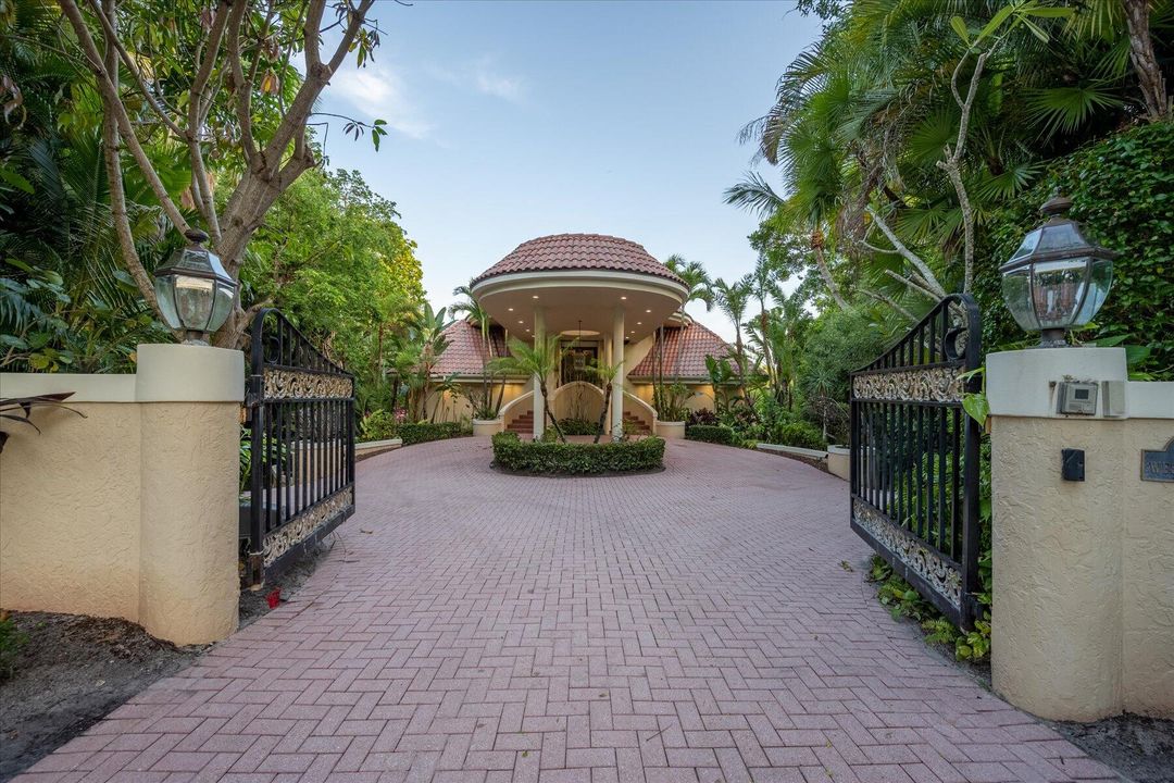 合同活跃: $5,500,000 (4 贝兹, 5 浴室, 8519 平方英尺)