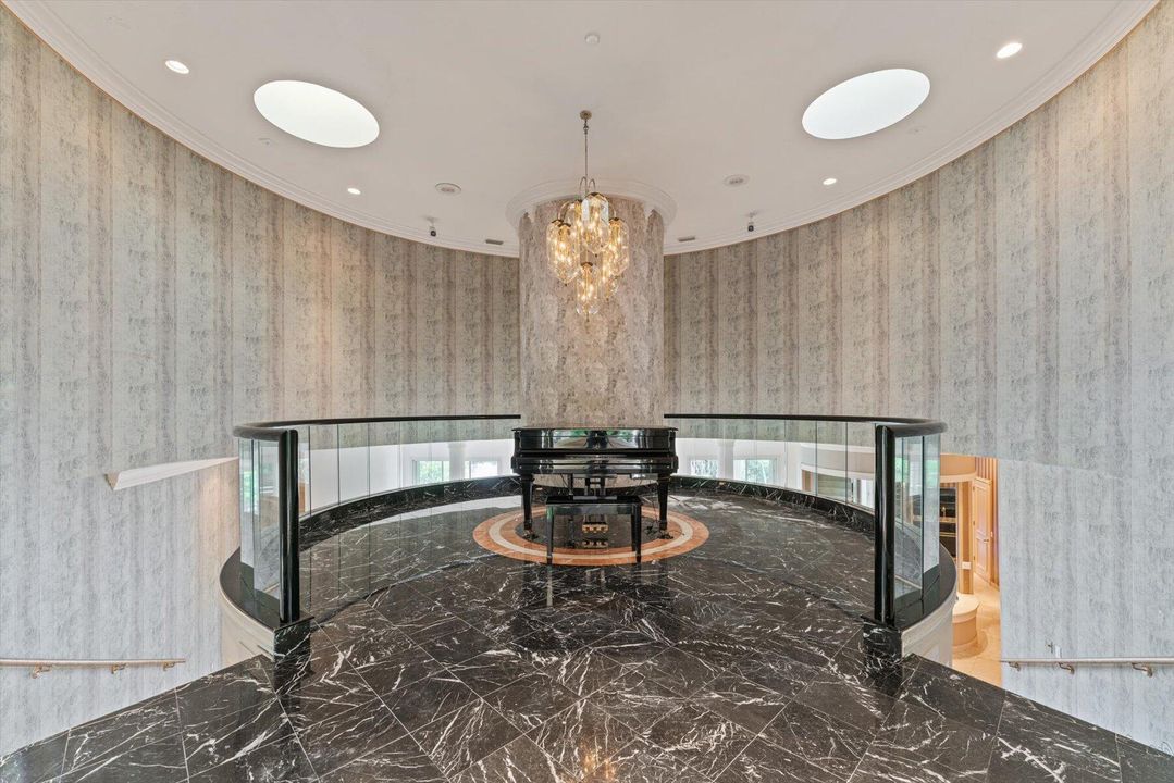 合同活跃: $5,500,000 (4 贝兹, 5 浴室, 8519 平方英尺)