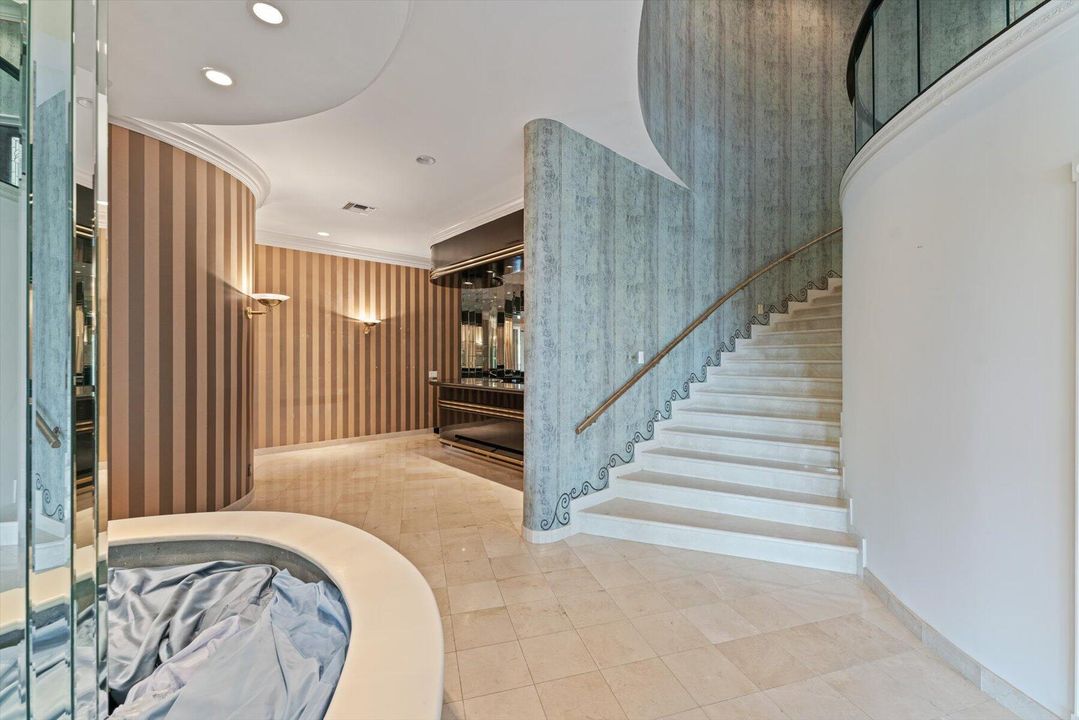 合同活跃: $5,500,000 (4 贝兹, 5 浴室, 8519 平方英尺)