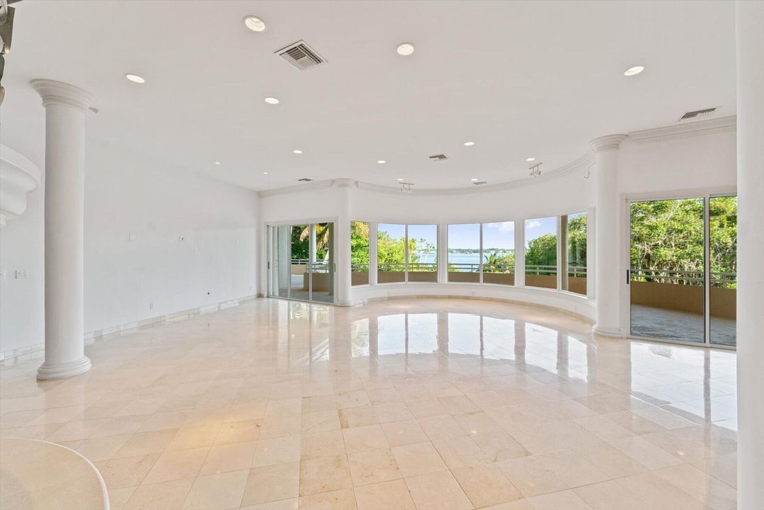 合同活跃: $5,500,000 (4 贝兹, 5 浴室, 8519 平方英尺)