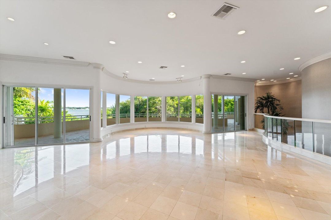 合同活跃: $5,500,000 (4 贝兹, 5 浴室, 8519 平方英尺)