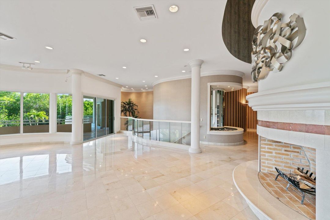 合同活跃: $5,500,000 (4 贝兹, 5 浴室, 8519 平方英尺)