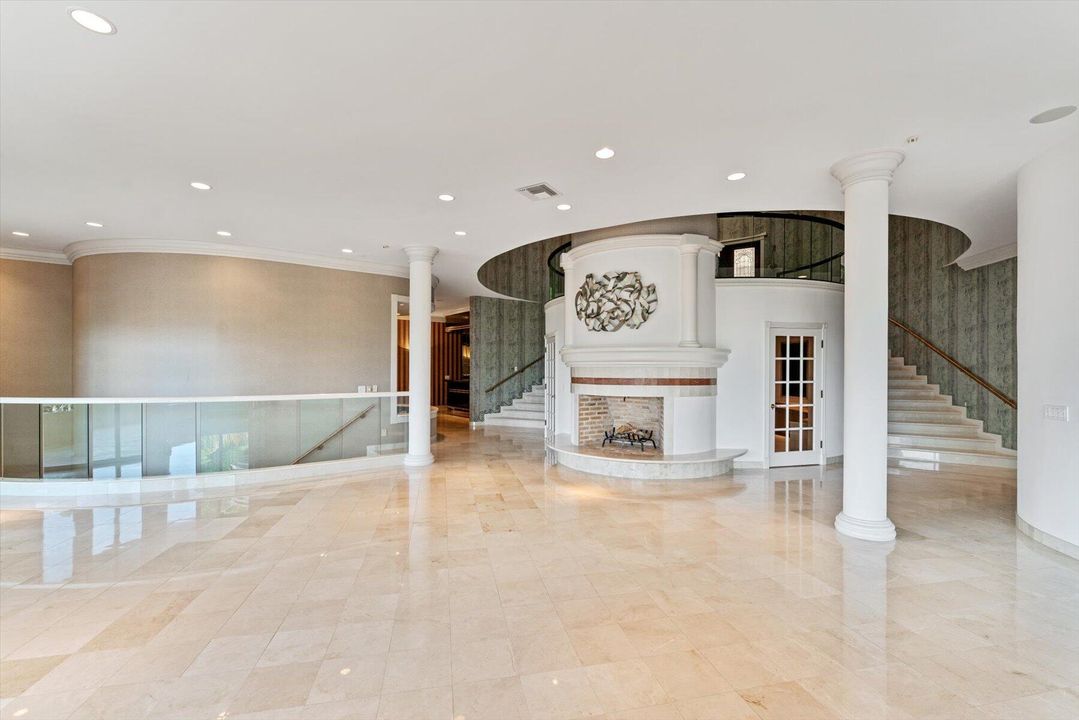 合同活跃: $5,500,000 (4 贝兹, 5 浴室, 8519 平方英尺)