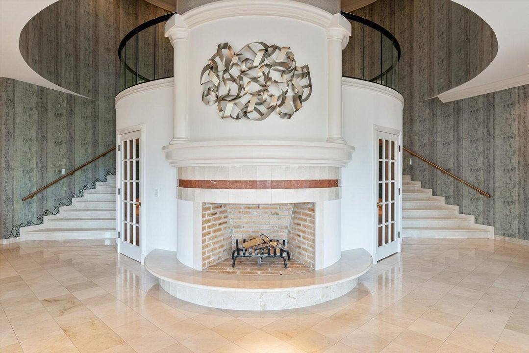 合同活跃: $5,500,000 (4 贝兹, 5 浴室, 8519 平方英尺)