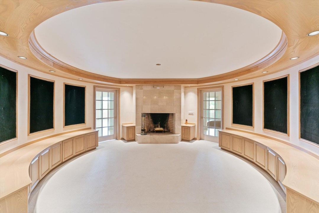 合同活跃: $5,500,000 (4 贝兹, 5 浴室, 8519 平方英尺)