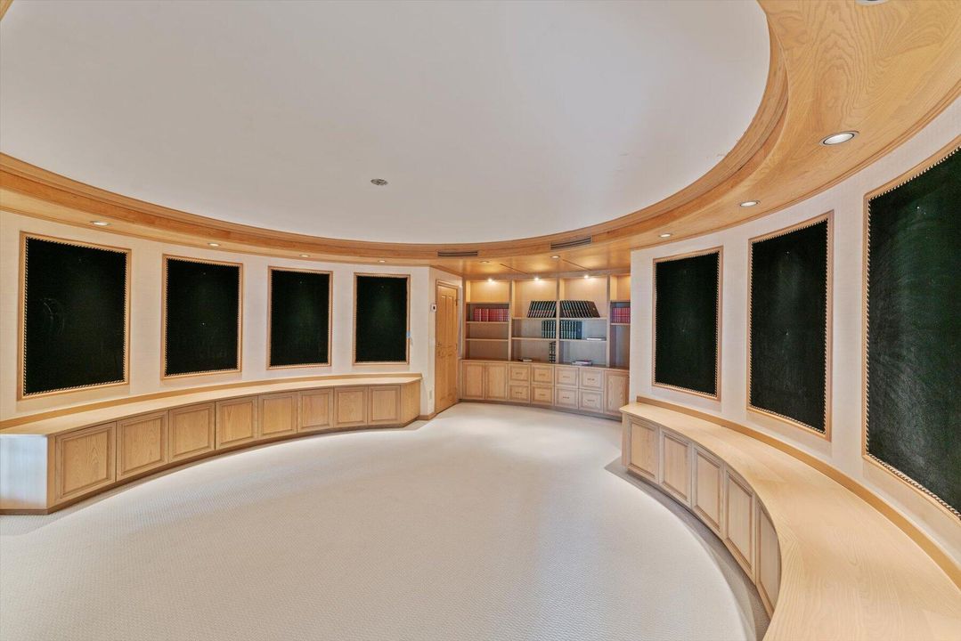 合同活跃: $5,500,000 (4 贝兹, 5 浴室, 8519 平方英尺)