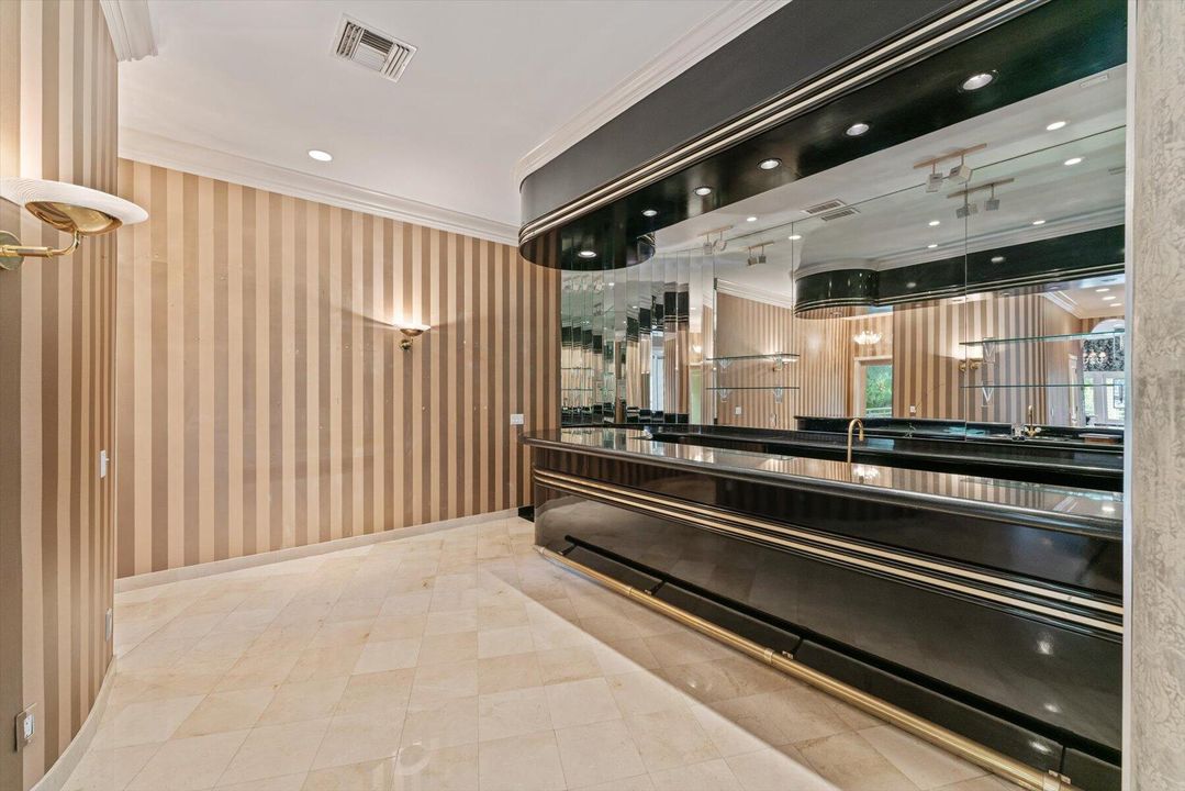 合同活跃: $5,500,000 (4 贝兹, 5 浴室, 8519 平方英尺)