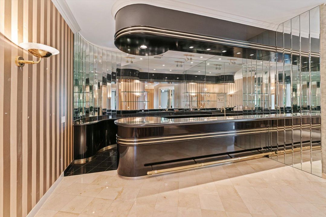 合同活跃: $5,500,000 (4 贝兹, 5 浴室, 8519 平方英尺)