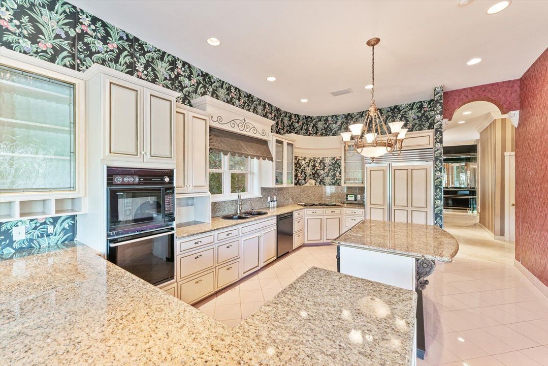 合同活跃: $5,500,000 (4 贝兹, 5 浴室, 8519 平方英尺)