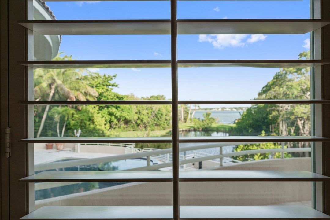 合同活跃: $5,500,000 (4 贝兹, 5 浴室, 8519 平方英尺)