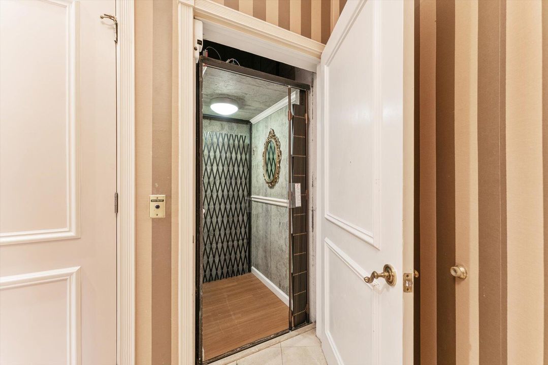 合同活跃: $5,500,000 (4 贝兹, 5 浴室, 8519 平方英尺)