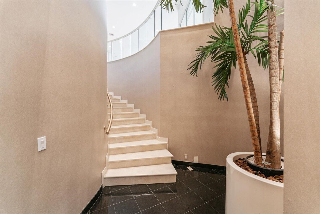 合同活跃: $5,500,000 (4 贝兹, 5 浴室, 8519 平方英尺)