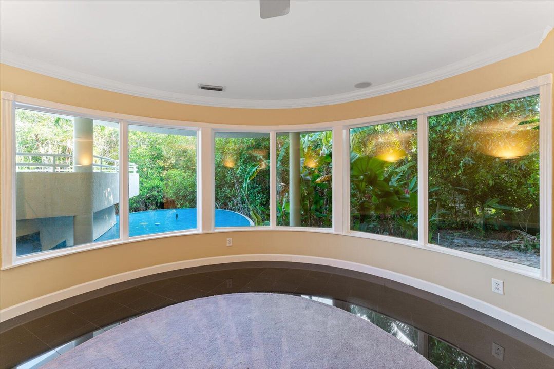 合同活跃: $5,500,000 (4 贝兹, 5 浴室, 8519 平方英尺)