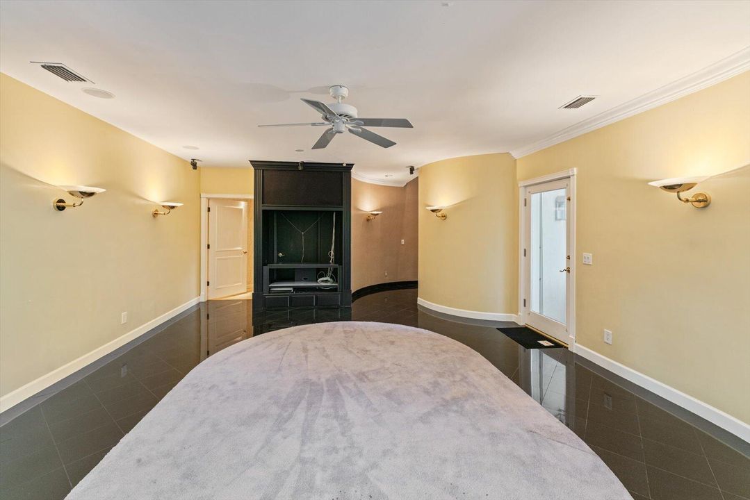 合同活跃: $5,500,000 (4 贝兹, 5 浴室, 8519 平方英尺)