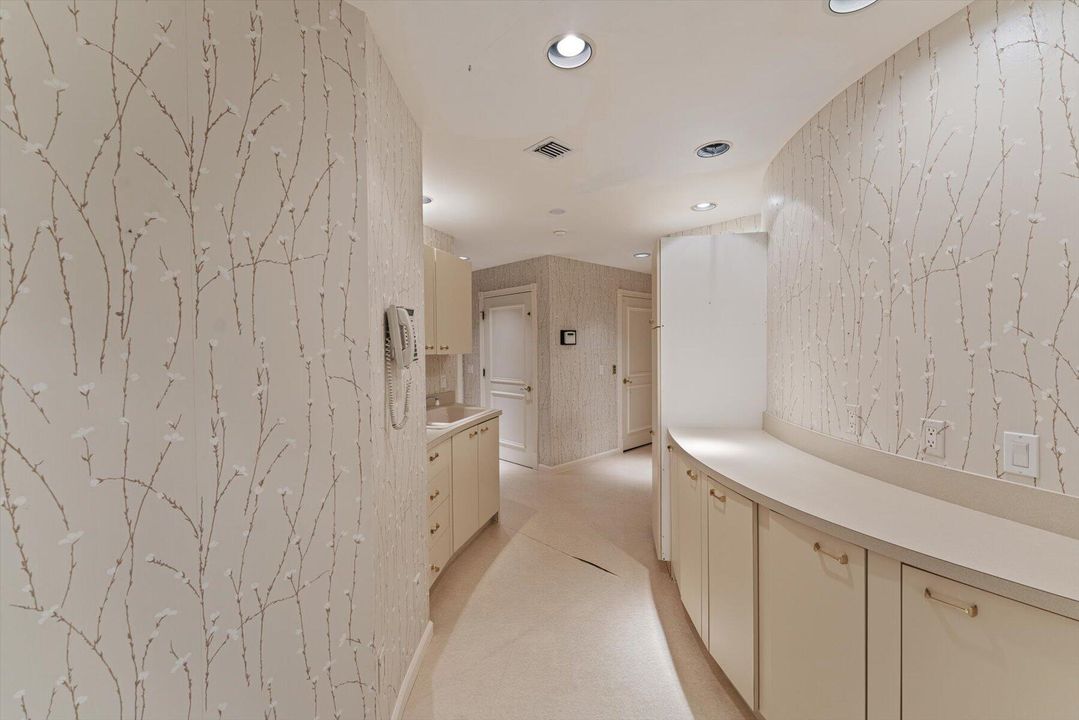 合同活跃: $5,500,000 (4 贝兹, 5 浴室, 8519 平方英尺)