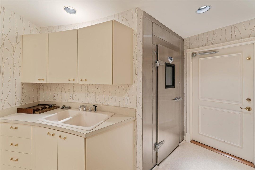 合同活跃: $5,500,000 (4 贝兹, 5 浴室, 8519 平方英尺)