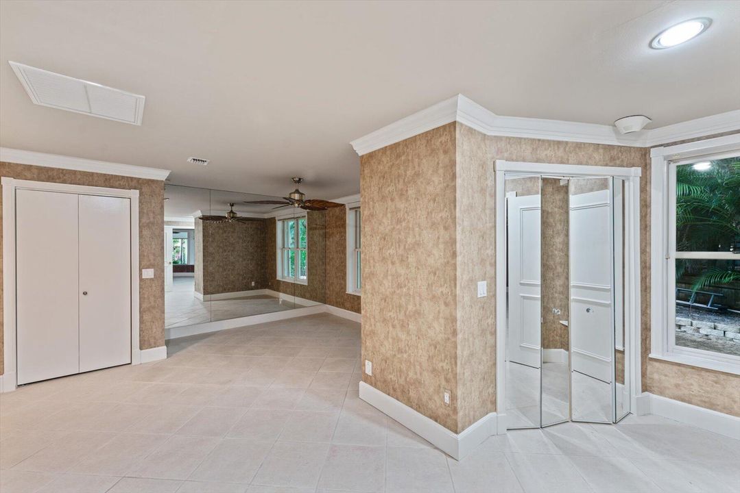 合同活跃: $5,500,000 (4 贝兹, 5 浴室, 8519 平方英尺)