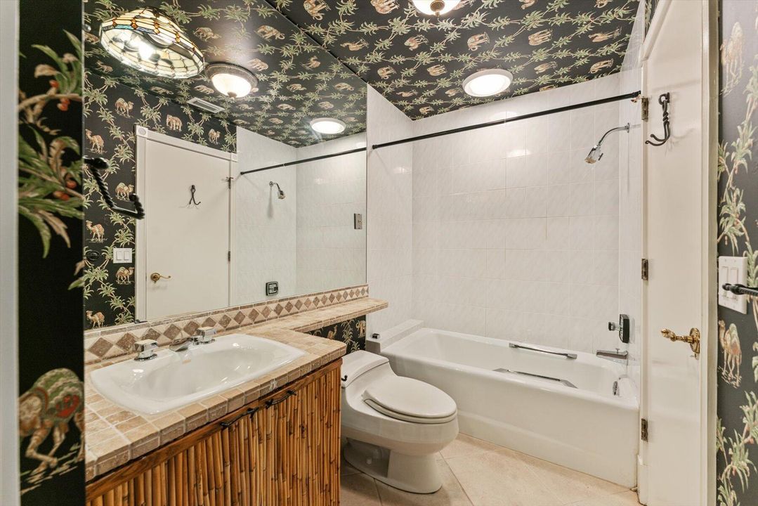 合同活跃: $5,500,000 (4 贝兹, 5 浴室, 8519 平方英尺)