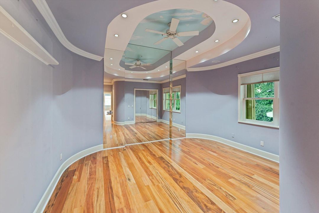 合同活跃: $5,500,000 (4 贝兹, 5 浴室, 8519 平方英尺)