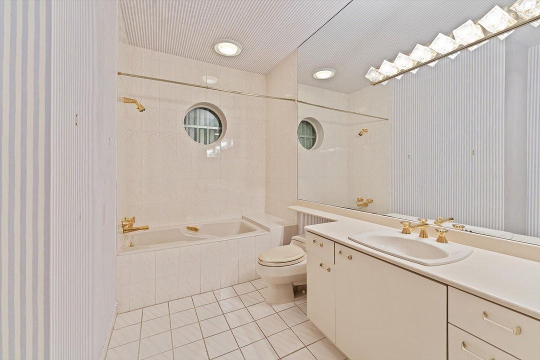 合同活跃: $5,500,000 (4 贝兹, 5 浴室, 8519 平方英尺)