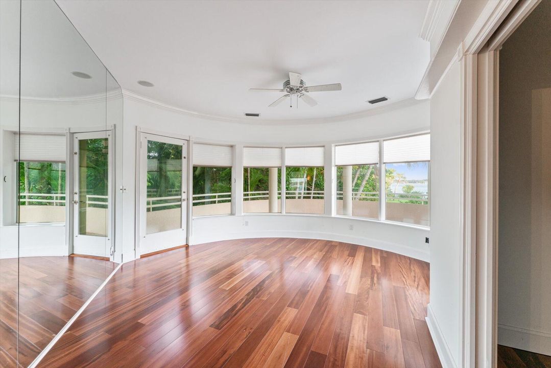 合同活跃: $5,500,000 (4 贝兹, 5 浴室, 8519 平方英尺)