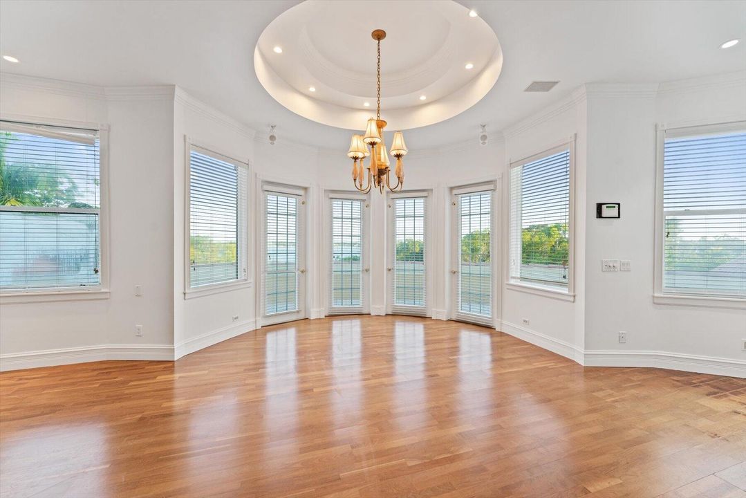 合同活跃: $5,500,000 (4 贝兹, 5 浴室, 8519 平方英尺)