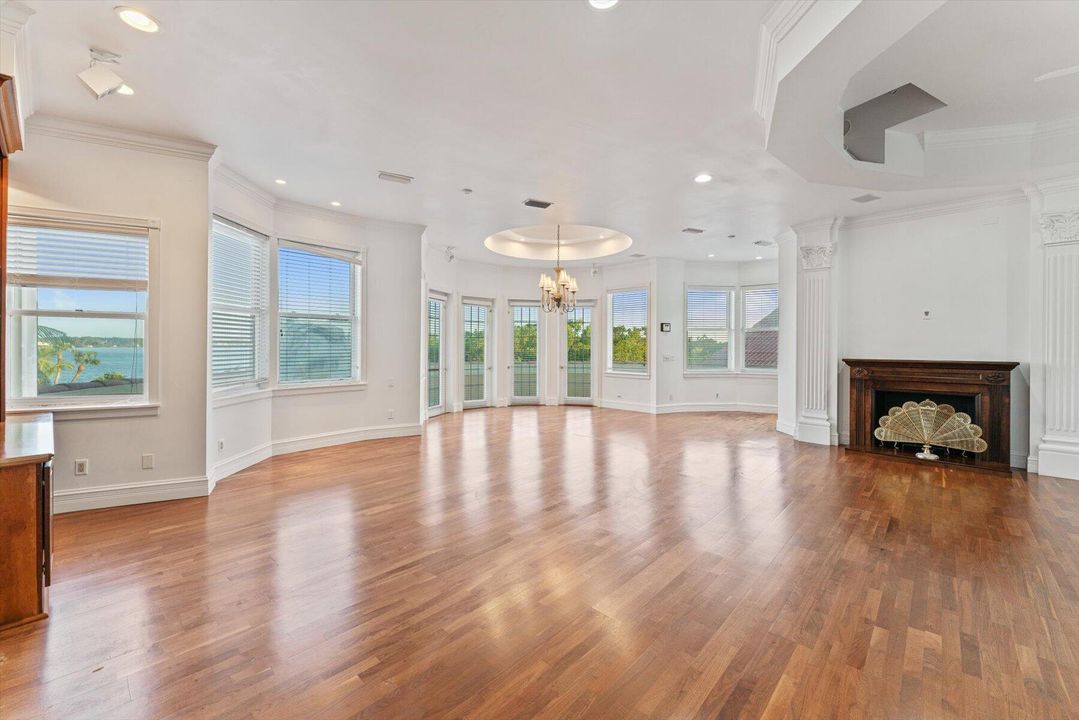 合同活跃: $5,500,000 (4 贝兹, 5 浴室, 8519 平方英尺)