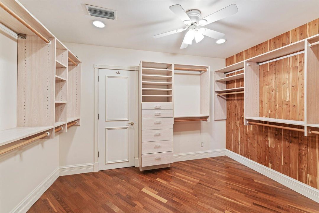 合同活跃: $5,500,000 (4 贝兹, 5 浴室, 8519 平方英尺)