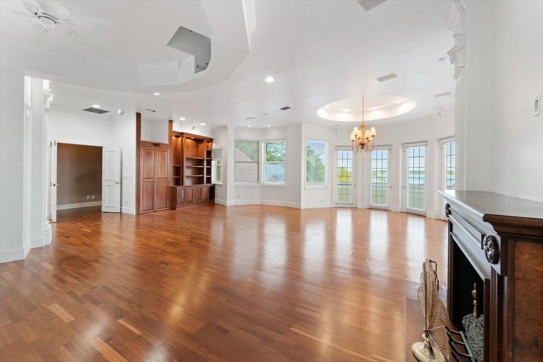 合同活跃: $5,500,000 (4 贝兹, 5 浴室, 8519 平方英尺)